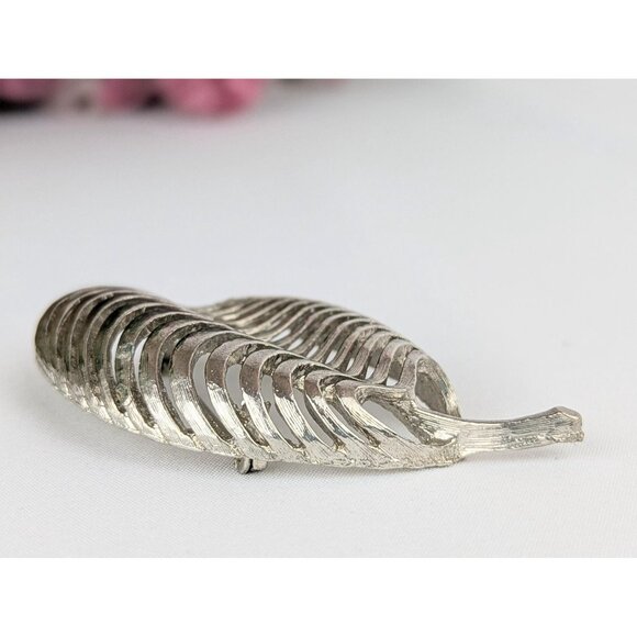 Vintage Silver Leaf or Pear Brooch Wavy Silver Metal Pin Mid-Century MCM Estate - Picture 3 of 8